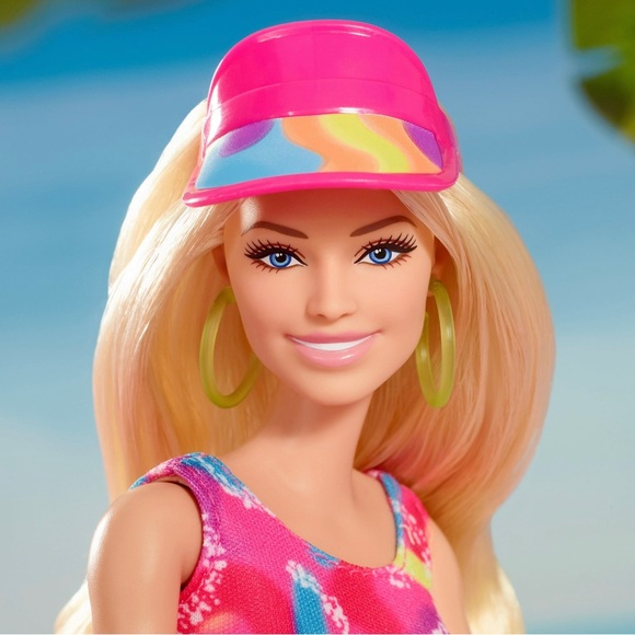 Barbie The Movie Collectible, Margot Robbie as Barbie in Inline Skating Outfit - Picture 7 of 7